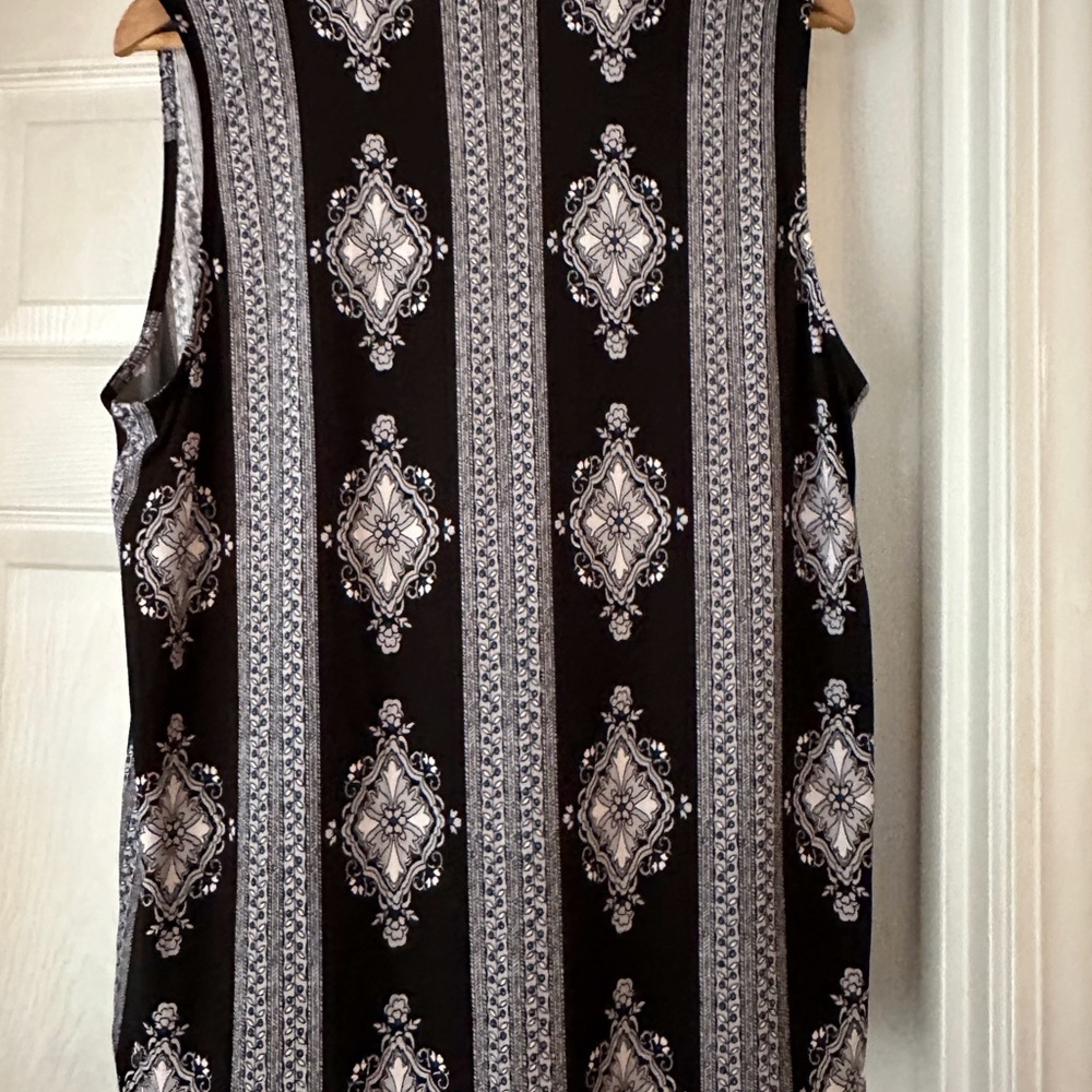 NWT womens sleeveless blouse - Picture 3 of 3